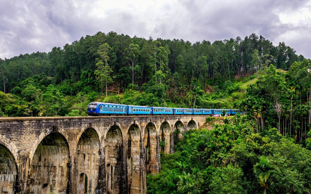 Blue train crossing the Nine Arch Bridge in Ella