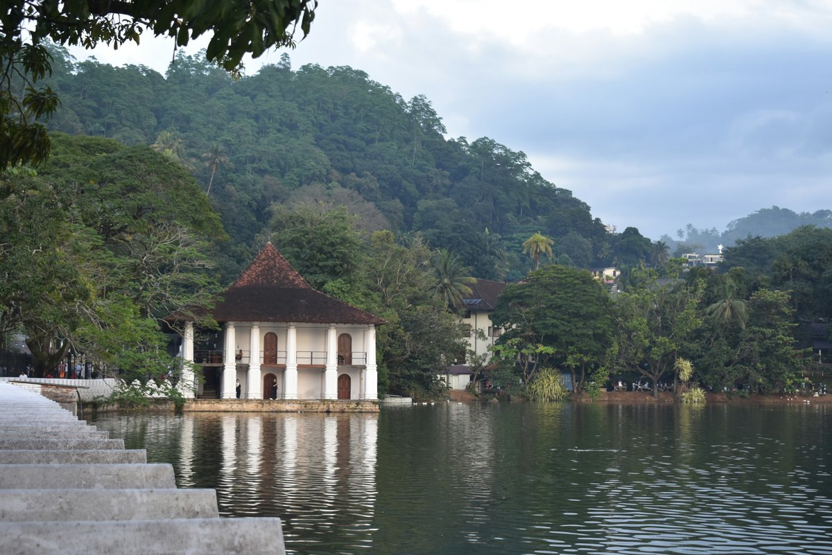 Kandy Lake with the hills behind